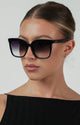 Betty Sunglasses Black/Smoke