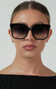 Betty Sunglasses Black/Smoke